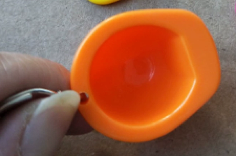 Llavero en forma de Casco, en ABS, tamaño 34 x 22 x 3.8 mm