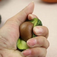 Aguacate Antistress, elaborado en PU, tamaño 9.3 x 6.5 x 5 cmts