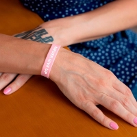 Manilla elaborada en silicona, lisa, para estampación. 6.5 x 1.2 cmts