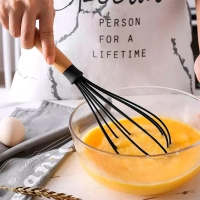 Batidor Savy, mango en madera y batidor en silicona, de 30 x 6.5 cmts