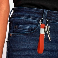 Llavero Manilla en Silicona, con accesorio metalico, de 10 x 1.1 cmts.