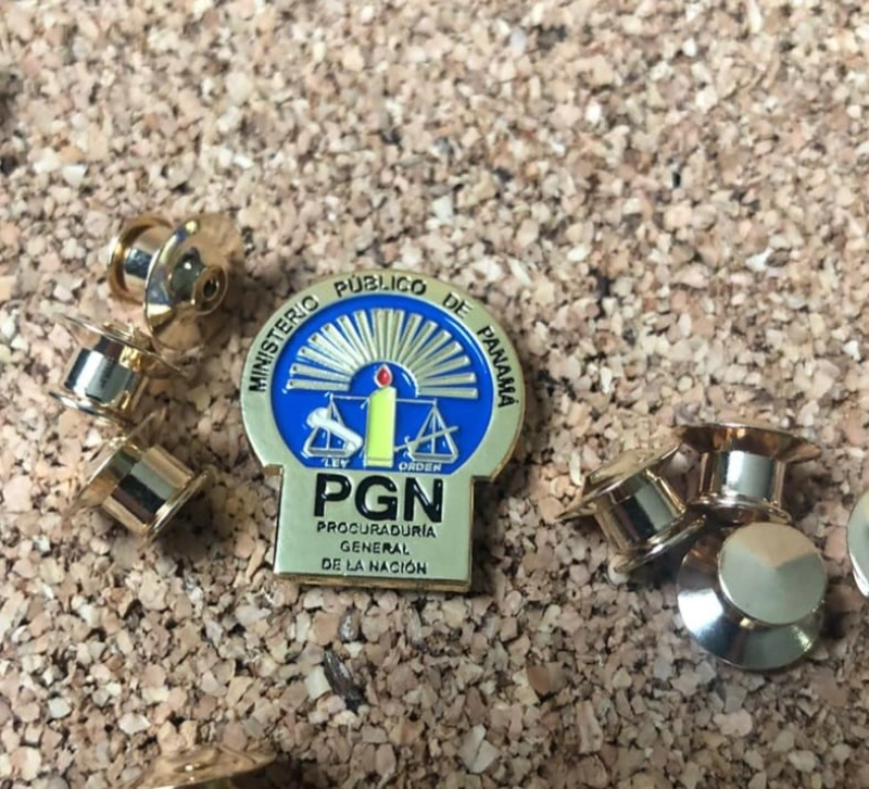 Pin Metalico diseño especial en bajo relieve y con relleno de color