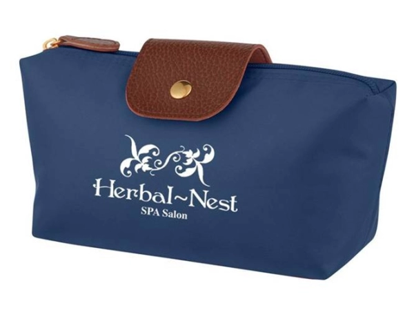 Cosmetiquera Europa, en poliester y cuerina, con cierre y broche, 15 x 10 x 7 cmts