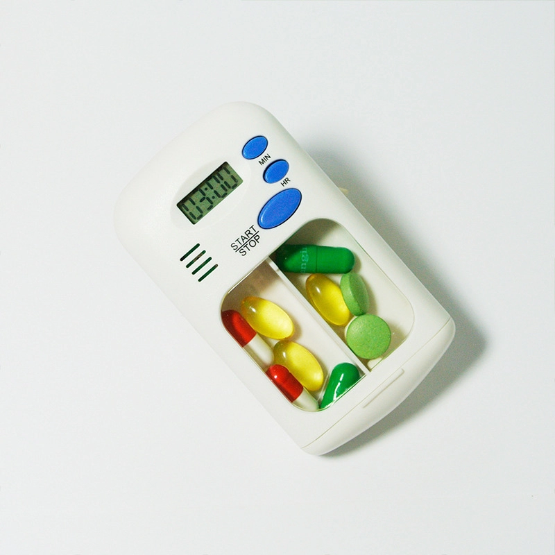 Dispensador de Pastillas con Timer, en PP,  tamaño 9 x 5.5 x 2 cmts,