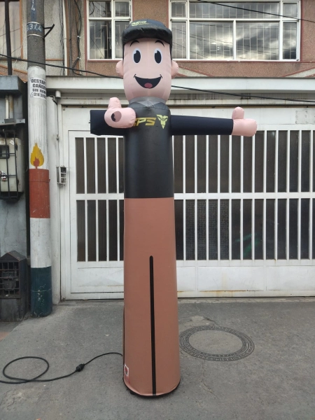 Sky Dancer de 2.5 metros de alto en tela de poliester, con movimiento en la mano