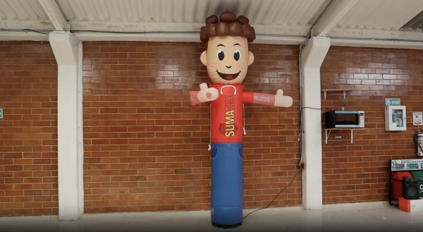 Sky Dancer de 2.5 metros de alto en tela de poliester, con movimiento en la mano