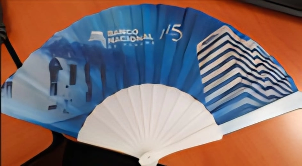 Ventilador o Abanico Manual, manija y cuerpo plasticos, de 23 x 3.5 cmts