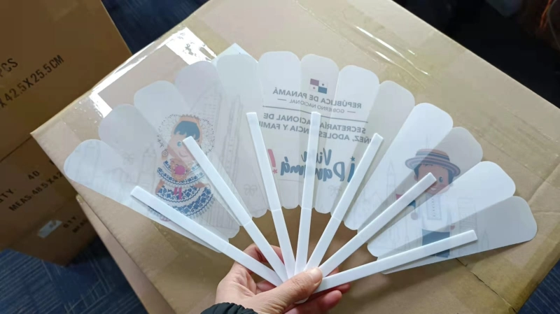 Ventilador o Abanico Manual, manija y cuerpo plasticos, de 18 x 3.5 cmts