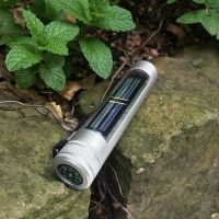 Linterna Lost, con panel solar, brújula, luz LED y cordon, 12.1 x 2.4 cmts