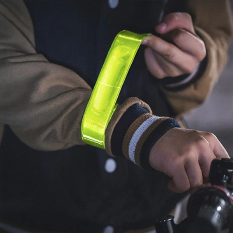 Brazalete reflectivo plegable, de 22.5 x 3 cmts
