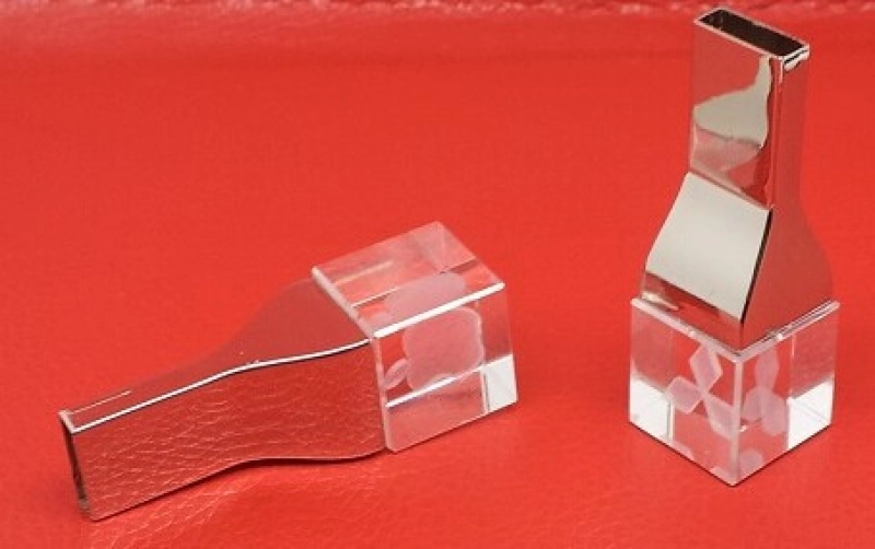 Memoria USB en Metal y Cristal