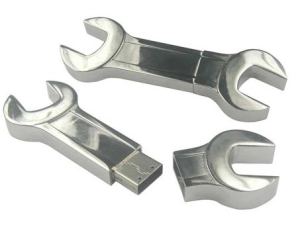Memoria USB metalica en forma de llave inglesa