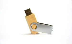 Memoria USB giratoria en madera y metal