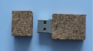 Memoria USB rectangular en corcho