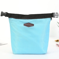 Lonchera Quasar, triangular, en lona, interior aluminizado, 27.5x26 x8.3 cmt