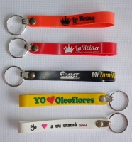 Manilla Llavero Microinyectado, con logo en alto relieve.