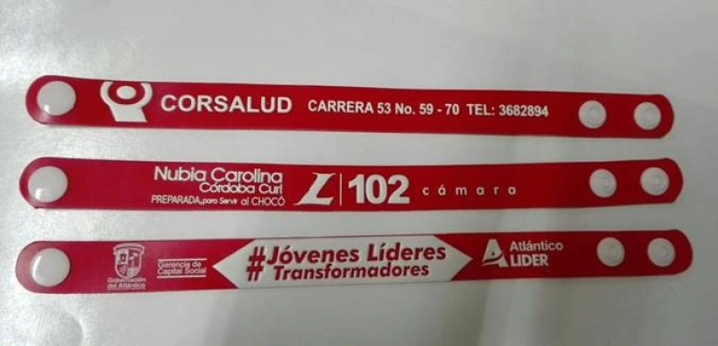 Manilla Microinyectada, con logo en alto relieve.