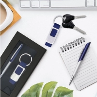 Set en caja de llavero metálico con accesorio imitación cuero y bolígrafo metálico.