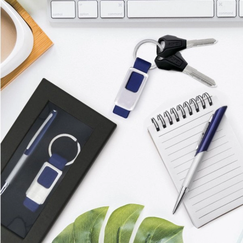 Set en caja de llavero metálico con accesorio imitación cuero y bolígrafo metálico.